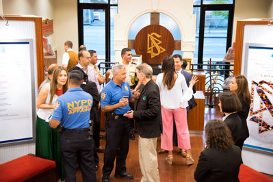 New Yorks poliskår och samhällsledare gör en rundvandring i Scientologi-kyrkan i Harlem