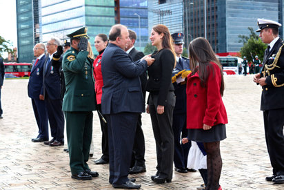 Сандра Поведа получает национальную медаль от министерства обороны Колумбии.