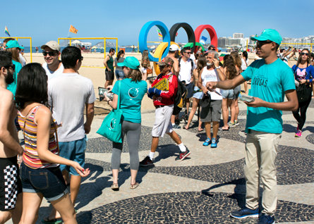 Distribuzione degli opuscoli a Rio