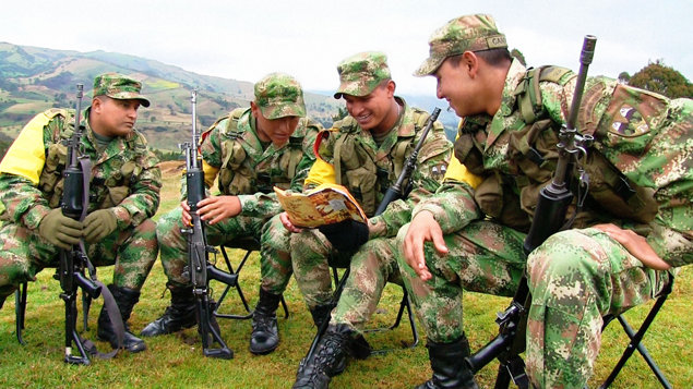 Soldater i colombianska armén läser Berättelsen om mänskliga rättigheter.